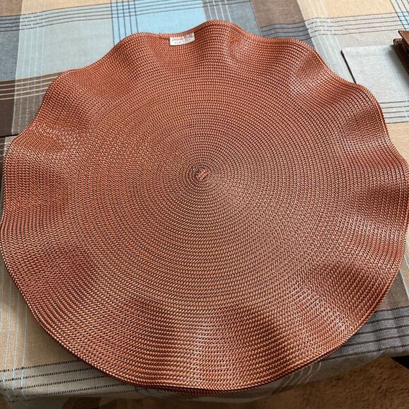 Deborah Rhodes Orange Metallic Round Scallop Placemat - Picture 1 of 3